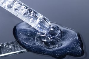 Bild Pipette die Hyaluronsäure aufzieht